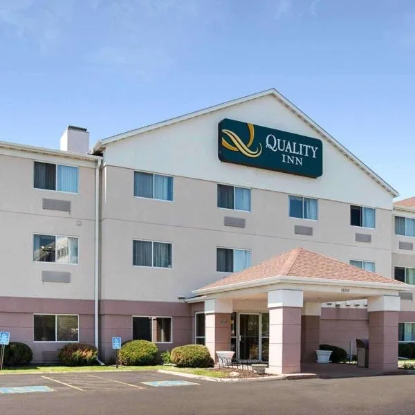 Brooklyn Center Quality Inn, hotel u gradu Fridley