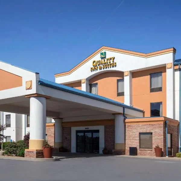 Quality Inn & Suites Arnold, hotell i Arnold