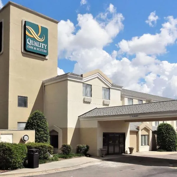 Quality Inn & Suites Raleigh North Raleigh、ローリーのホテル