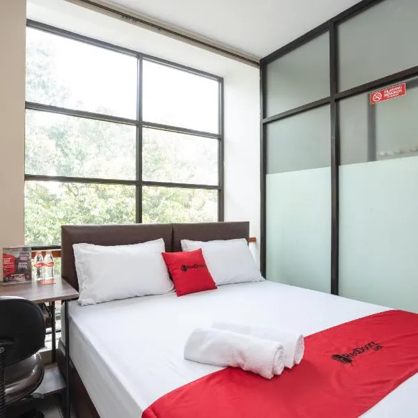 RedDoorz near Eka Hospital BSD City, hotel a Tangerang