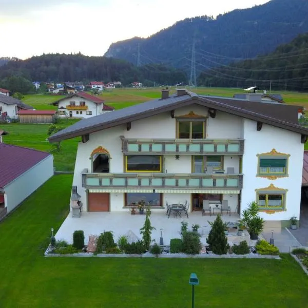 Ferienwohnungen Maria Ginther, hotel in Pinswang