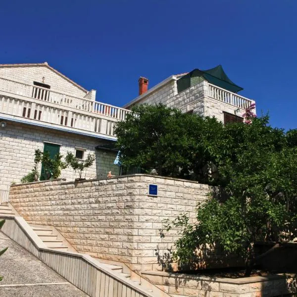 Villa Pinus, ξενοδοχείο σε Sumartin