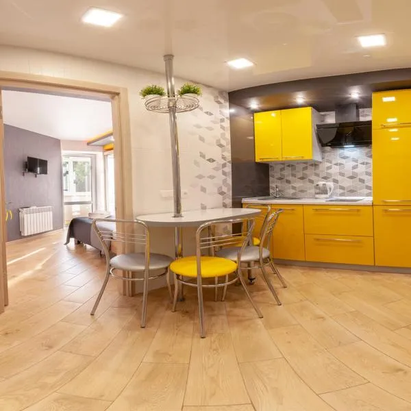 Yellow Loft Luxury apartments with 2 bedrooms, khách sạn ở Poltava
