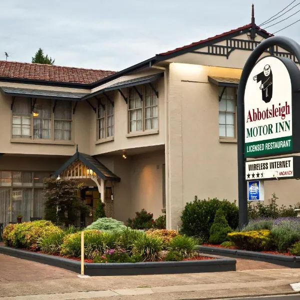 Abbotsleigh Motor Inn โรงแรมในอาร์มีเดล