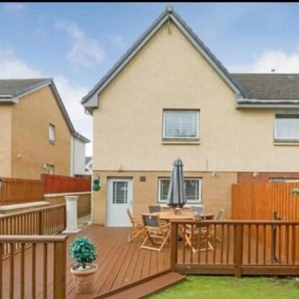 Silverburn new house with free parking and nice garden, hotel v destinaci Glasgow