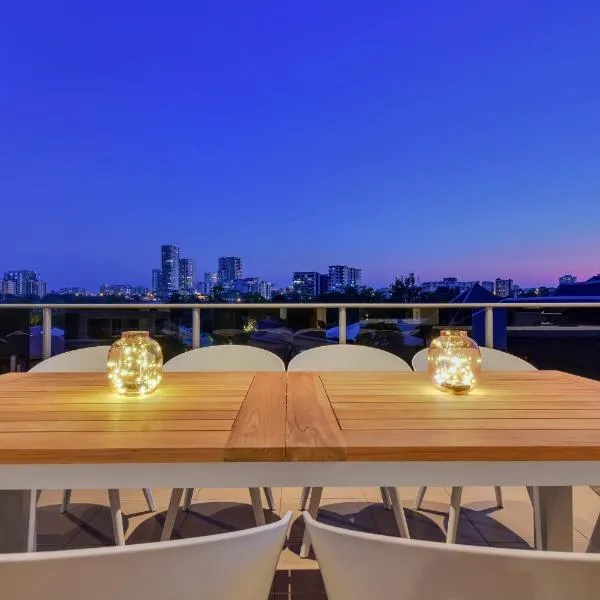 Luxury Darwin City Lights Jacuzzi Central Location Large House New Furnishings, hotel v destinaci Darwin