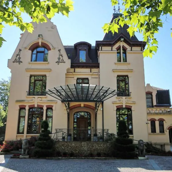 Le Manoir de la mantille, hotel in Viesly