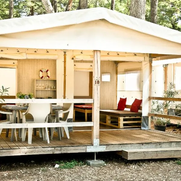 グランピング テント | ロシニュ | キャンプ チカット（Glamping Tents | Losinj | Camp Čikat）、マリ・ロシニのホテル