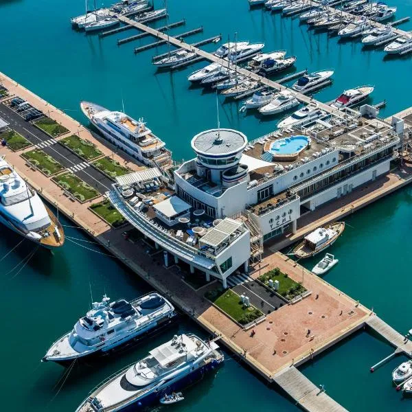 Albergo Yacht Club Marina Di Loano, hotel v destinácii Loano