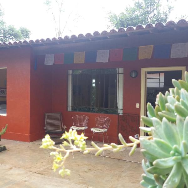 "Chalé Balines Oroboro" 1 - Casa com jardim de 150 m e cozinha completa em Macacos
