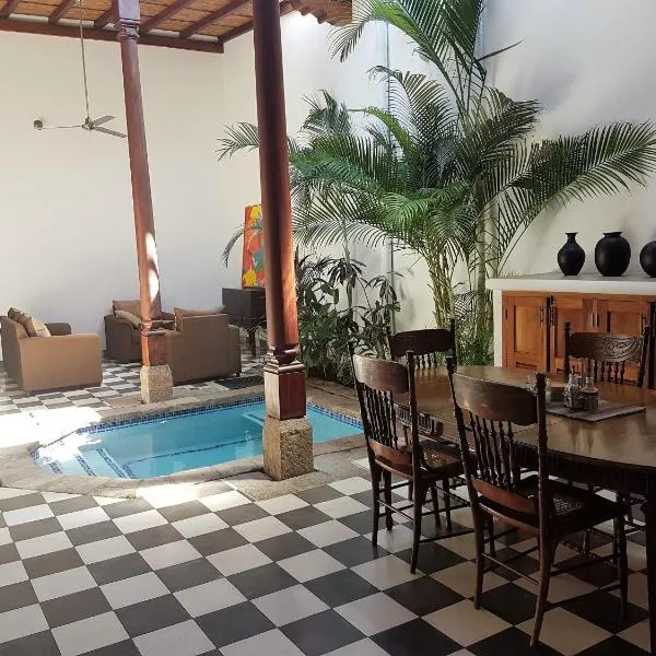 Lovely new-build colonial house with plunge pool, hotel in Granada