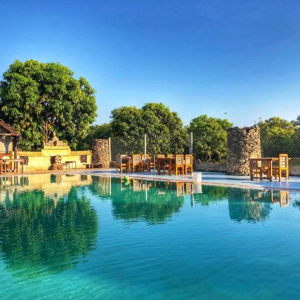 사산 기르에 위치한 호텔 Gir Lions Paw Resort with Swimming Pool