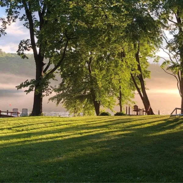 The Elms Waterfront Cottages, Hotel in Lake Luzerne