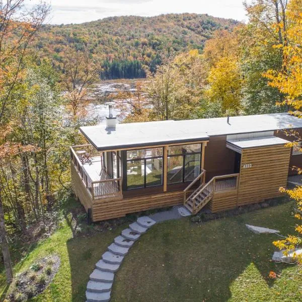 Modern Chalet with Mountain and Lake view by Reserver.ca, hotel v destinaci Sainte-Adèle