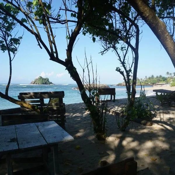 The Whitegates Lodge, hotel v destinaci Weligama