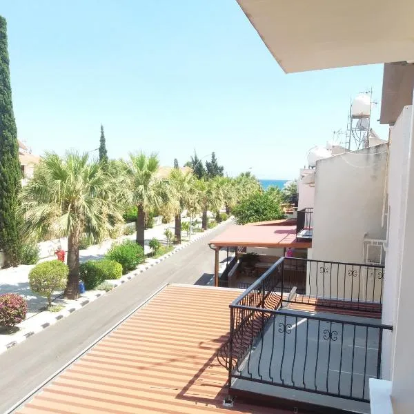 Pirgos beach house, hotel v destinaci Larnaka