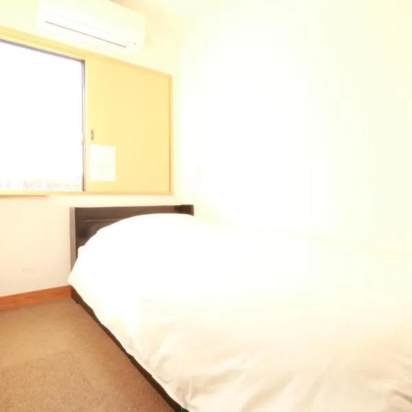 Simple Sleep 個室カプセル, hotel in Hitoyoshi