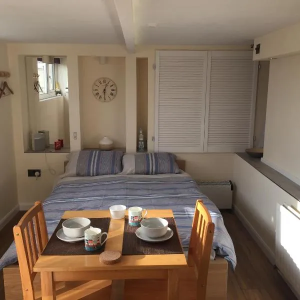 Self-contained small apt. Weymouth, hotel a Winterborne Steepleton