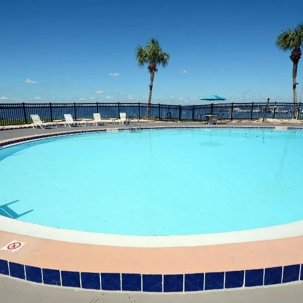 Quality Inn & Suites on the Bay near Pensacola Beach, hotel en Gulf Breeze