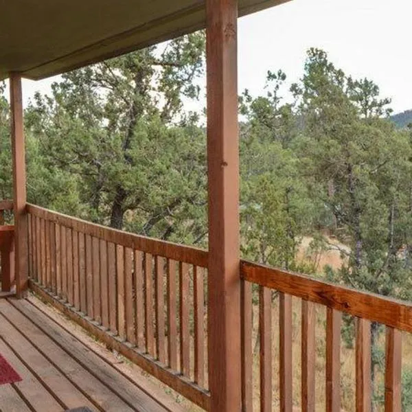 Hughes, Cabin at Ruidoso, with Forest View, hotel di Sun Valley