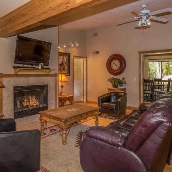 Tanglewood, Cabin at Ruidoso, with Forest View, hôtel à Sun Valley