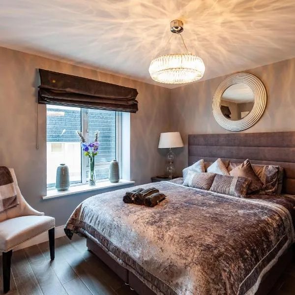 The Town House Kinsale, Hosted by Exquisite holiday homes, sleeps 16, hotel v destinaci Kinsale