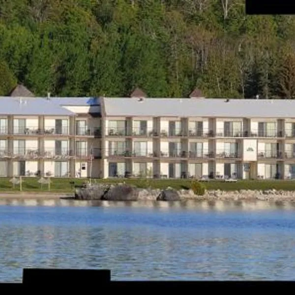AmericInn by Wyndham Saint Ignace Lakefront โรงแรมในเซนต์อิกเนซ