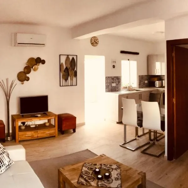 Town House with Patio in Quiet Residential Area 10 Min from Beach, hotel v destinaci Torremolinos