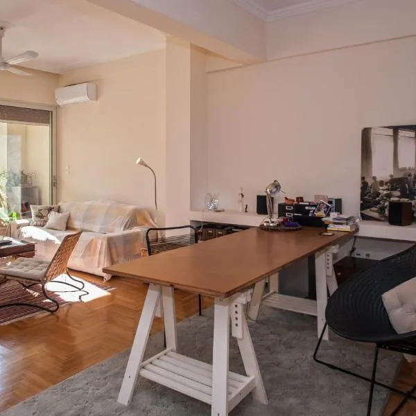 2 BEDROOM APARTMENT AT THE HISTORICAL CENTER, VIEW TO ACROPOLIS, hotel em Atenas