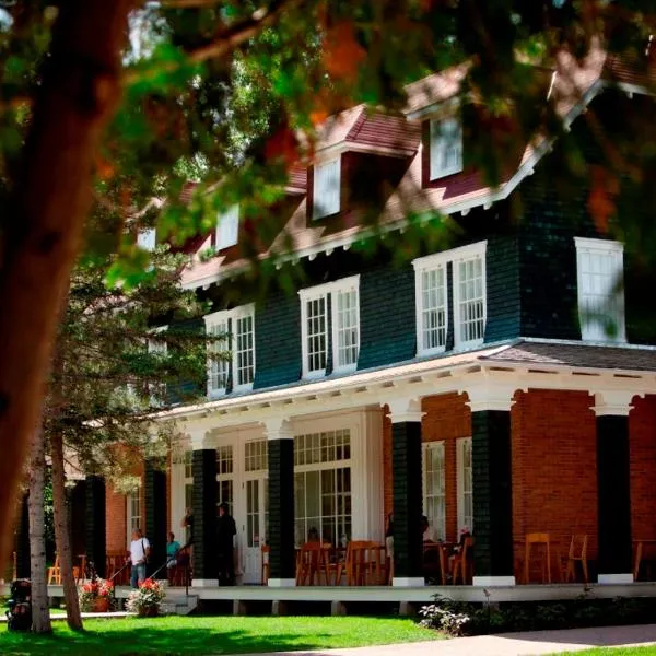 Village Historique de Val-Jalbert, hotel in Saint Andre du Lac Saint Jean