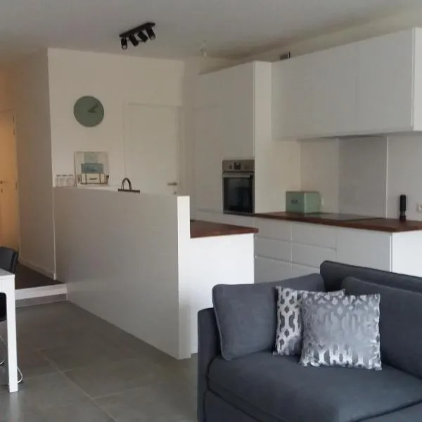 Nieuw 2 Slaapkamer Appartement van 90 m², hotel di Kortrijk