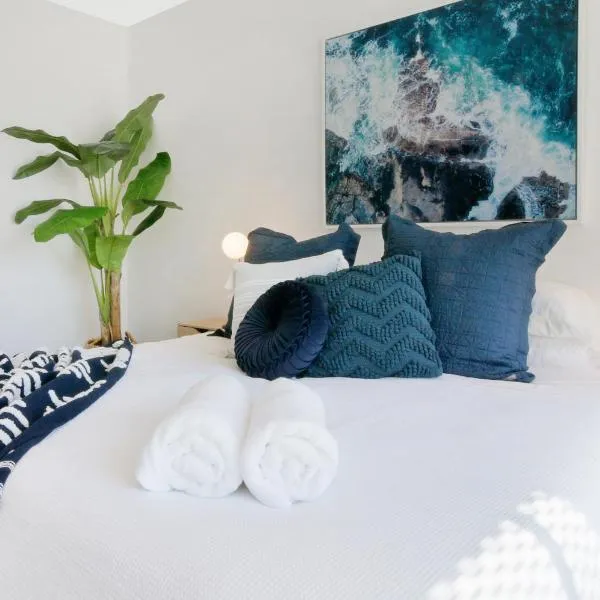 Lux 2BR Apt on Hindmarsh SQ-Pool-Gym-Sauna-Parking, hótel í Adelaide