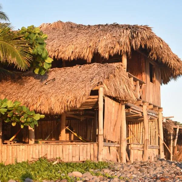 Pelicano Surf Camp, hotel sa El Majahual