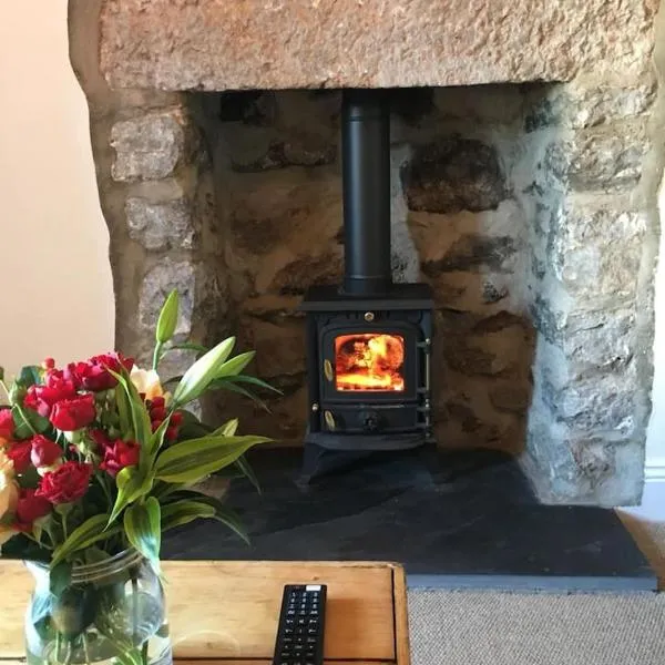 The Stopping Point- Exceptional Cumbrian Cottage, hotel in Flookburgh