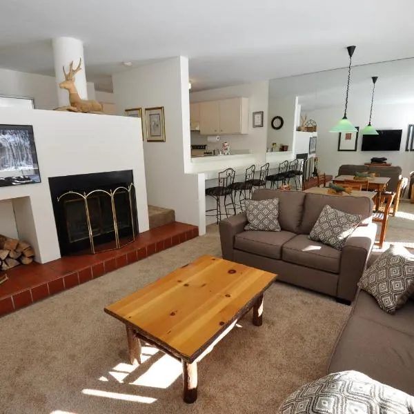 Cozy 1 Bedroom East Vail Condo #2C. Shuttle, Hot Tub, and Market on Site.，韋爾的飯店