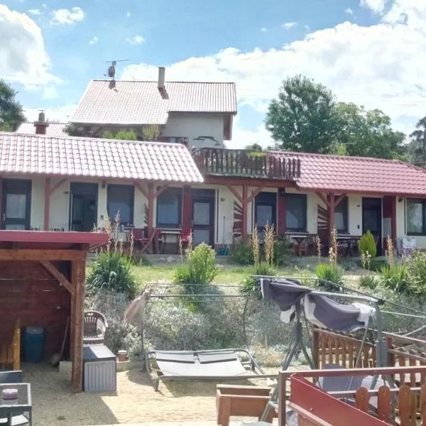 Penzion Nad jezerem, hotel v destinaci Pavlov