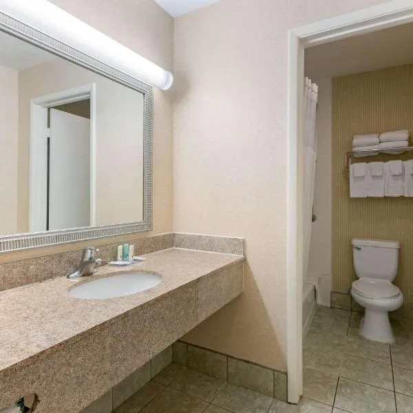 Quality Inn & Suites Oceanside Near Camp Pendleton, hotel in Talich