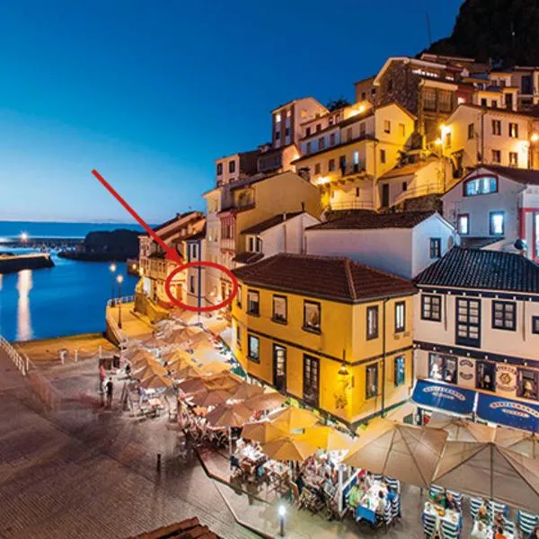La NANA del MAR / The LULLABY of the SEA on old harbour, hotel v destinaci Cudillero