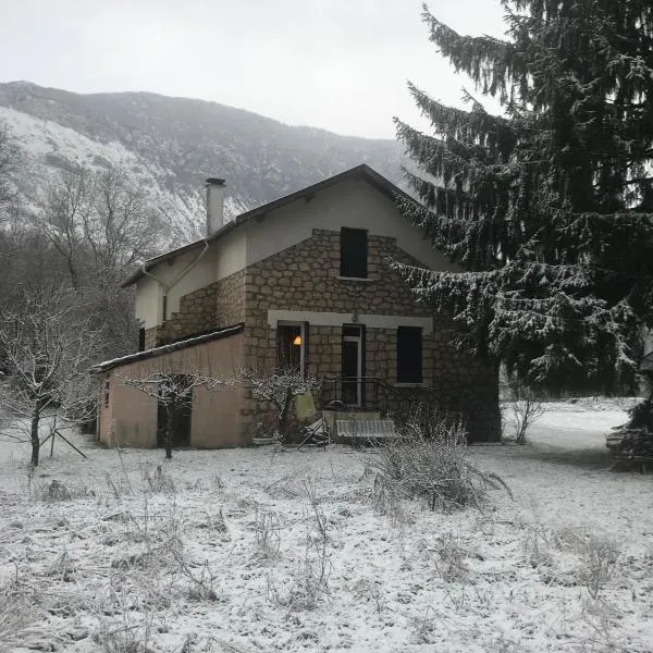 CHALET Tout Confort Proche d AX 3 Domaines, hotel em Vèbre