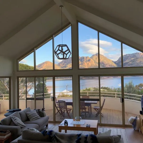 Freycinet Beach House, hotel in Coles Bay