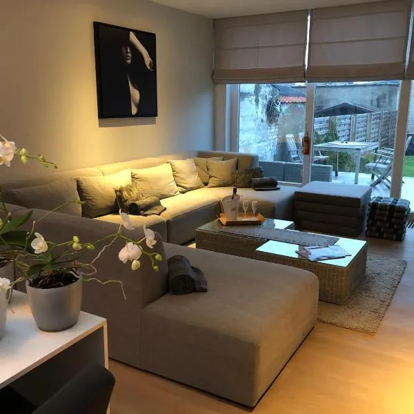 Home Bruges Cosy Comfort Modern Couple Privacy walking distance City center Kitchen Terrace Garden: Brugge'de bir otel