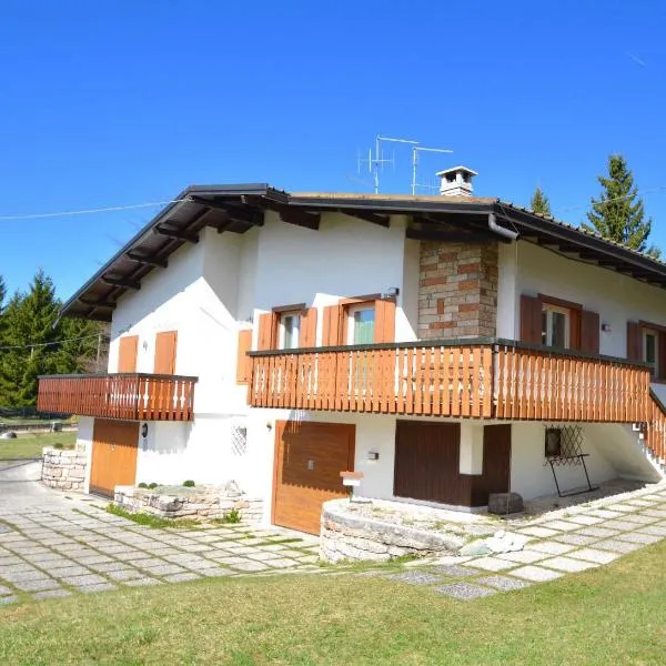 GRAZIOSA BIFAMILIARE AD ASIAGO con giardino privato, hotel v destinaci Asiago
