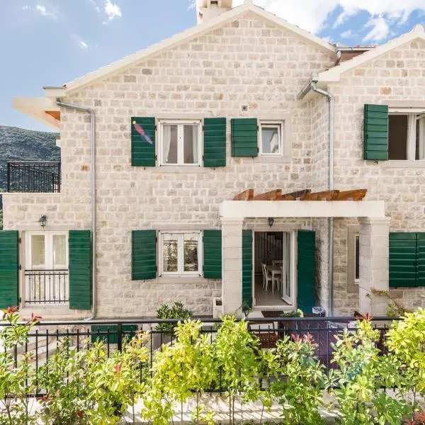 Lavender house with shared pool, hotel v Herceg-Novem