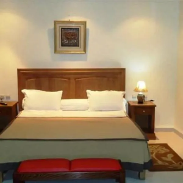 Brahmi Hotel، فندق في Taourirt