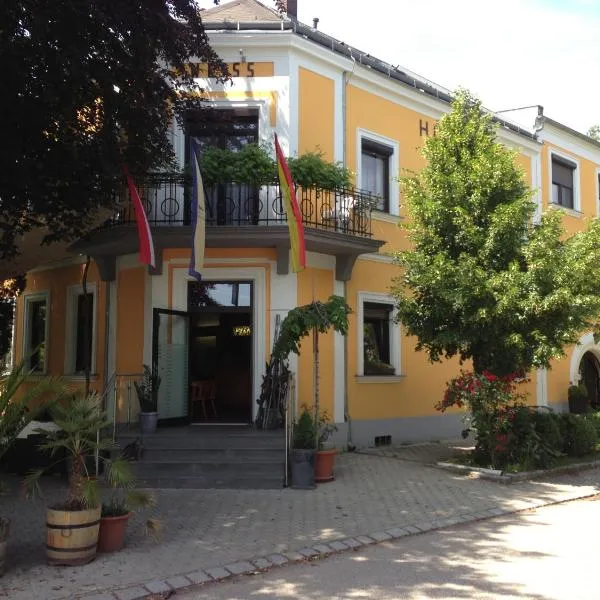 Gasthof-Pension Weisz-Artner, hotel v destinaci Frauenkirchen