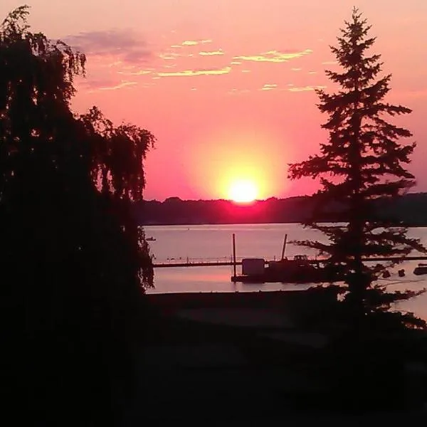 Ferienwohnungen Am Seeufer 11, hotel v destinaci Waren