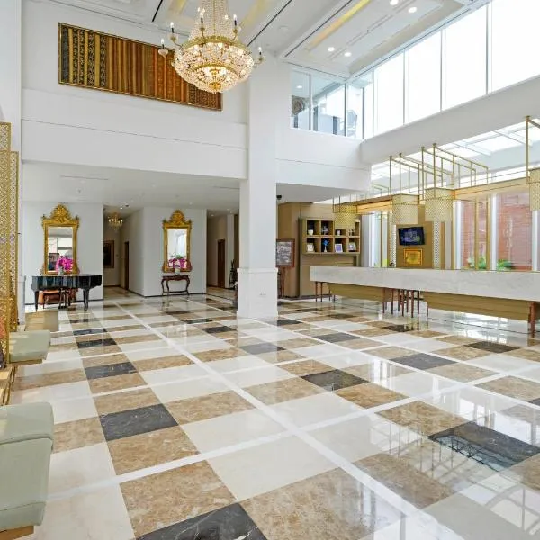 La Lisa Hotel Surabaya, hótel í Surabaya