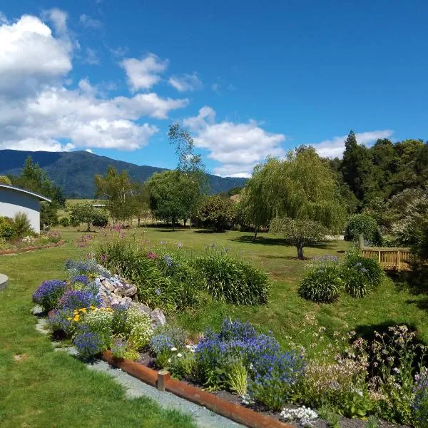 Patons Rock Beach Villas, hotel in Takaka