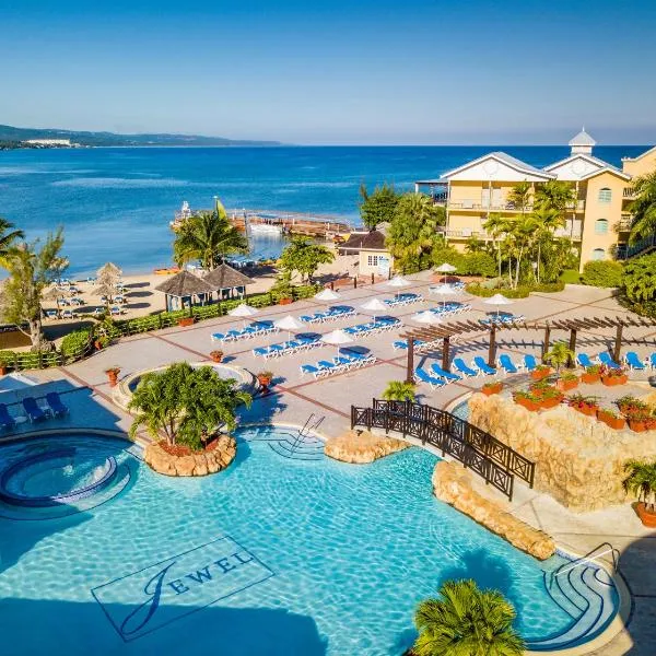 Jewel Paradise Cove Adult Beach Resort & Spa โรงแรมในรันอเวย์เบย์