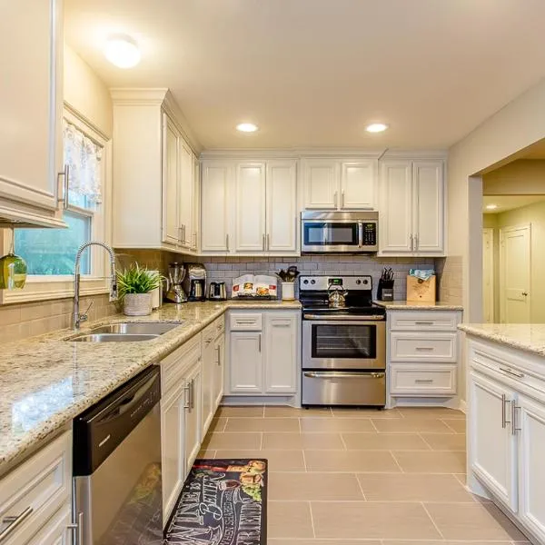 The Blue Door Bungalow - Luxury Home Downtown Houston, khách sạn ở Houston